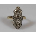 Ring, Art Deco, um 1920/30, GG 585, weiß belötet, 3 Altschliff-Diamanten, kleine Besatz-Diamanten, 3