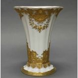 Vase, Meissen, Schwertermarke, 2. Wahl, goldbronzierter Reliefdekor, 22 cm hoch 20.00 % buyer's