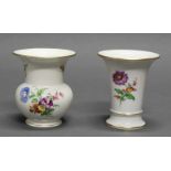 Tischvase, Meissen, Schwertermarke, 1. Wahl, Trompetenform, Blume 2, Goldrand, 9.5 cm hoch;