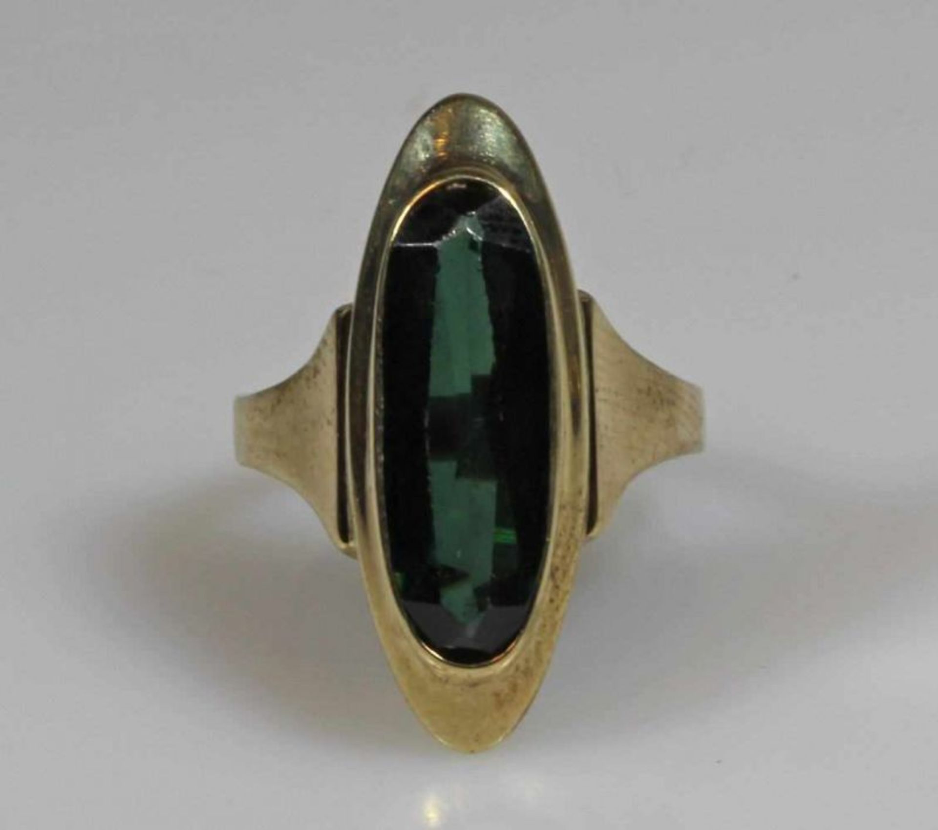 Ring, GG 333, 1 oval facettierter grüner Turmalin, 3 g, RM 17 20.00 % buyer's premium on the