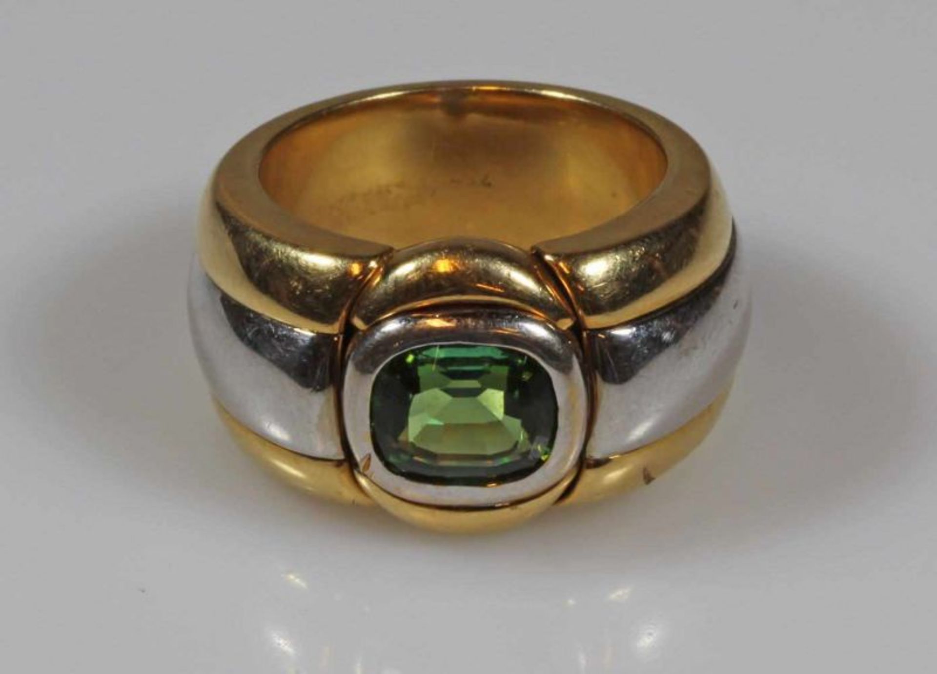 Ring, WG/GG 750, punziert M+N, 1 antik-rechteckiger grüner Turmalin ca. 2.0 ct., Goldgewicht ca.