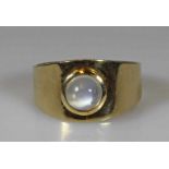 Ring, GG 585, 1 runder Mondstein-Cabochon ca. 1.30 ct., Goldgewicht 5.65 g, RM 18 20.00 % buyer's