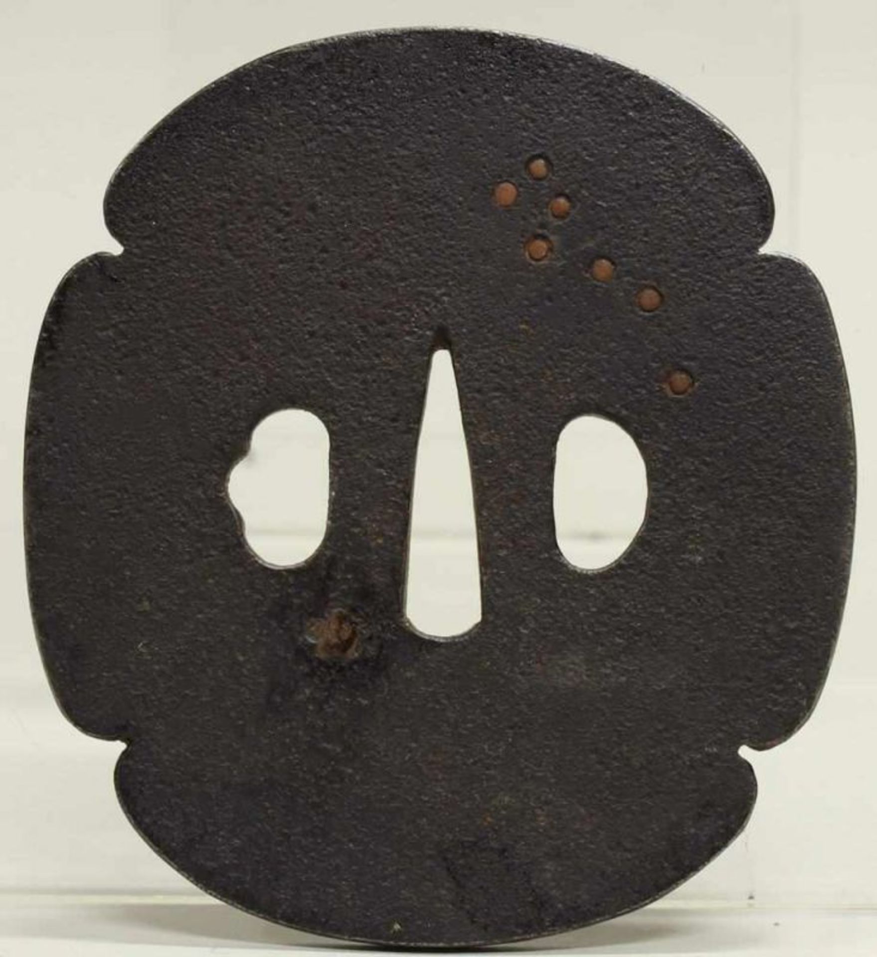 Konvolut von 6 Tsuba, 2 Menuki, Fuchi-Kashira, Japan, 19./20. Jh., Bronze, verschiedene Formen und - Bild 9 aus 13