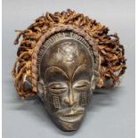 Maske, mwana pwo, Chokwe, Afrika, Holz mit Bastschnüren, ca. 20 cm hoch. Provenienz: Kölner