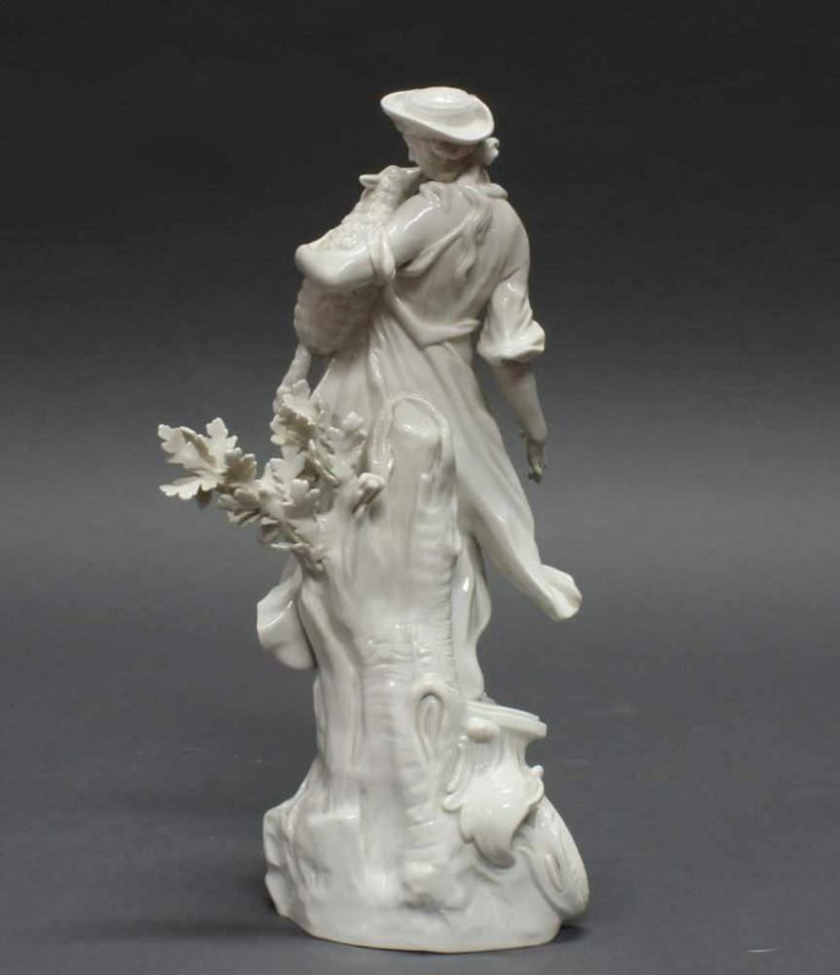 Porzellanfigur, "Schäferin, ein Lamm im Arm haltend", Meissen, Schwertermarke, Modellnummer 61089, - Bild 2 aus 2