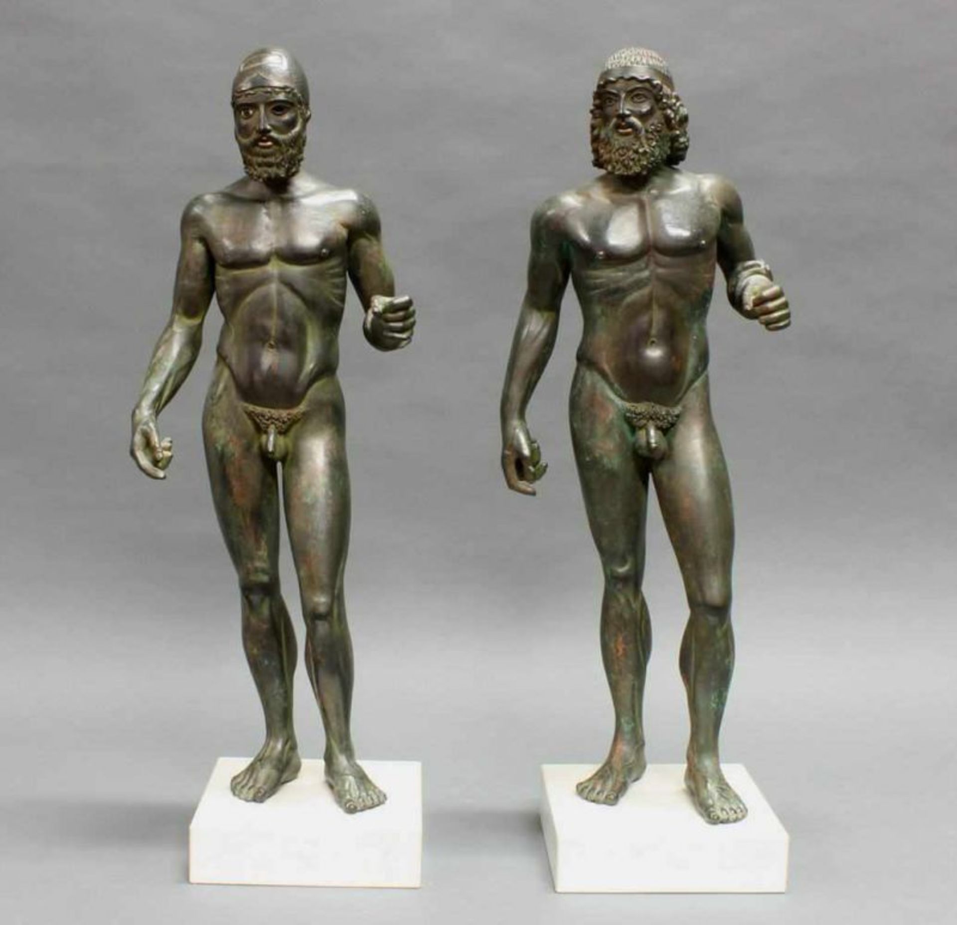 Paar Museumsrepliken, patiniert, nach den "Bronzestatuen von Riace", jeweils bezeichnet DMG, auf