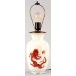 Tischlampe Porzelan, Stadt Meissen, 20.Jh. Vasenförmiger Lampenfuß m. rotem Drachendekor. 1-flg.