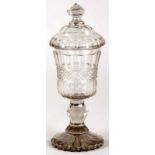 Biedermeier-Deckelpokal Glas, 19.Jh. Auf passigem Standfuß m. Balusterschaft die facettierte