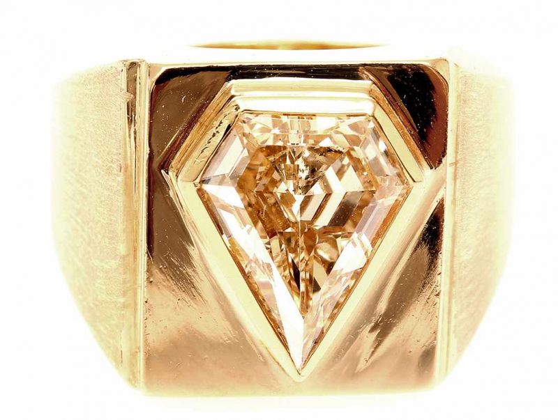 Gr. Diamant-Ring 750/-GG, 2.H.20.Jh. 1 brauner Fünfeck-Diamant, ca. 2,55 ct. very light brown vs2,
