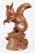 Kl. Eichhörnchen Böttger Steinzeug, Meissen, 1.H.20.Jh. Auf einem Baumstamm sitzendes