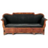 Spätbiedermeier-Sofa Nussbaum, Schweden, Ende 19.Jh. Breite, rechteckige Zarge m. geschwungenen