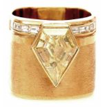 Gr. breiter Diamant-Ring 750/-GG, 2.H.20.Jh. 1 gelber Fünfeck-Diamant, ca. 2,50 ct. light yellow p2,