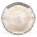 Salver Sterling Silber, Sheffield, 1942 Auf gedrehten Füßen das Rundtablett m. geschweifter u .