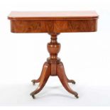 Regency-Spieltisch Mahagoni, England, 2.H.19.Jh. 4-tlg. Fuß m. Messingtatzen u. Rollen.