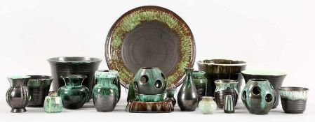 Gr. Konvolut Keramik, 1.H.20.Jh. Variier. Formen u. Größen. Grün bzw. schwarz lüstrierend