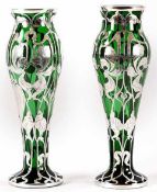 Paar Jugendstil-Vasen Grünglas/Sterling Silber, U.S.A., um 1900 Auf rundem Standfuß die