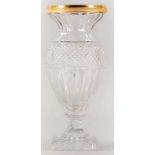 Vase Glas/vergoldet, wohl Frankreich, 20.Jh. Auf quadratischem Stand, ovoider Korpus m. Stab- u.