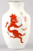 Gr. Vase Porzellan, Meissen, 20.Jh. Ovoide Form m. konischem Hals. Dekor "Roter Ming Drache".