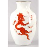 Gr. Vase Porzellan, Meissen, 20.Jh. Ovoide Form m. konischem Hals. Dekor "Roter Ming Drache".