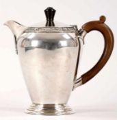 Kl. Kaffeekanne Sterling Silber, Wakely & Wheeler, London, um 1950 Auf getrepptem Standring die