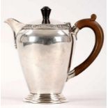 Kl. Kaffeekanne Sterling Silber, Wakely & Wheeler, London, um 1950 Auf getrepptem Standring die