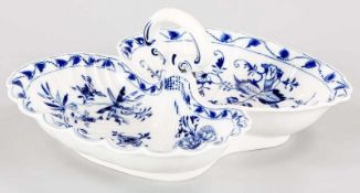 Gebäckschale Porzellan, Meissen, Ende 19.Jh. Dekor "Zwiebelmuster". Muschelform m. Ringhandhabe.