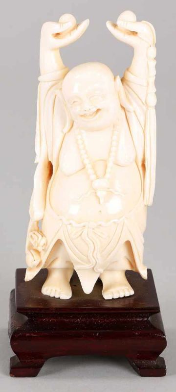 Budai Elfenbein, China, 1.H.20.Jh. Auf 4-füßigem Holzsockel der stehende, lachende Budai, in den