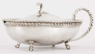 Deckeldose 800er Silber, Italien, 20.Jh. Auf 4 Klauenfüßen die ovale Wandung m. scharniertem Deckel.