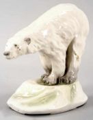 Gr. Eisbär Keramik, Amphora-Werke, Böhmen, um 1900/20 Auf einem Natursockel der stehende Eisbär, den