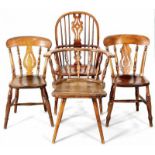 4 Stühle Ulme/Eibe, England, 1.H.20.Jh. 2 Sog. "Kitchen Chairs", 1 sog. "Windsor Chair u. 1 sog. "