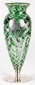 Jugendstil-Vase Grünglas/Silber, U.S.A., um 1900 Auf rundem Standfuß die amphorenförmige Wandung