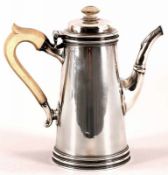 Kl. Kaffeekanne Sterling Silber, London, 1925/26 Sog. "Bachelor Coffee Pot". Auf profiliertem