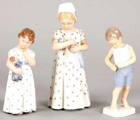 3 Kinderfiguren Porzellan, Kgl. Kopenhagen/B&G, 20.Jh. 2x Mädchen m. Puppe, 1x Junge in kurzen