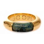 Ring 750/-GG, Joop!, 20.Jh. Moderner Ring m. blauem Stein, in massiver Ringschiene. Firmensignet.