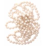 Lange Perlenkette Anf. 21.Jh. 197 silberfarbene Südsee-Zuchtperlen, endlos aufgezogen (ohne