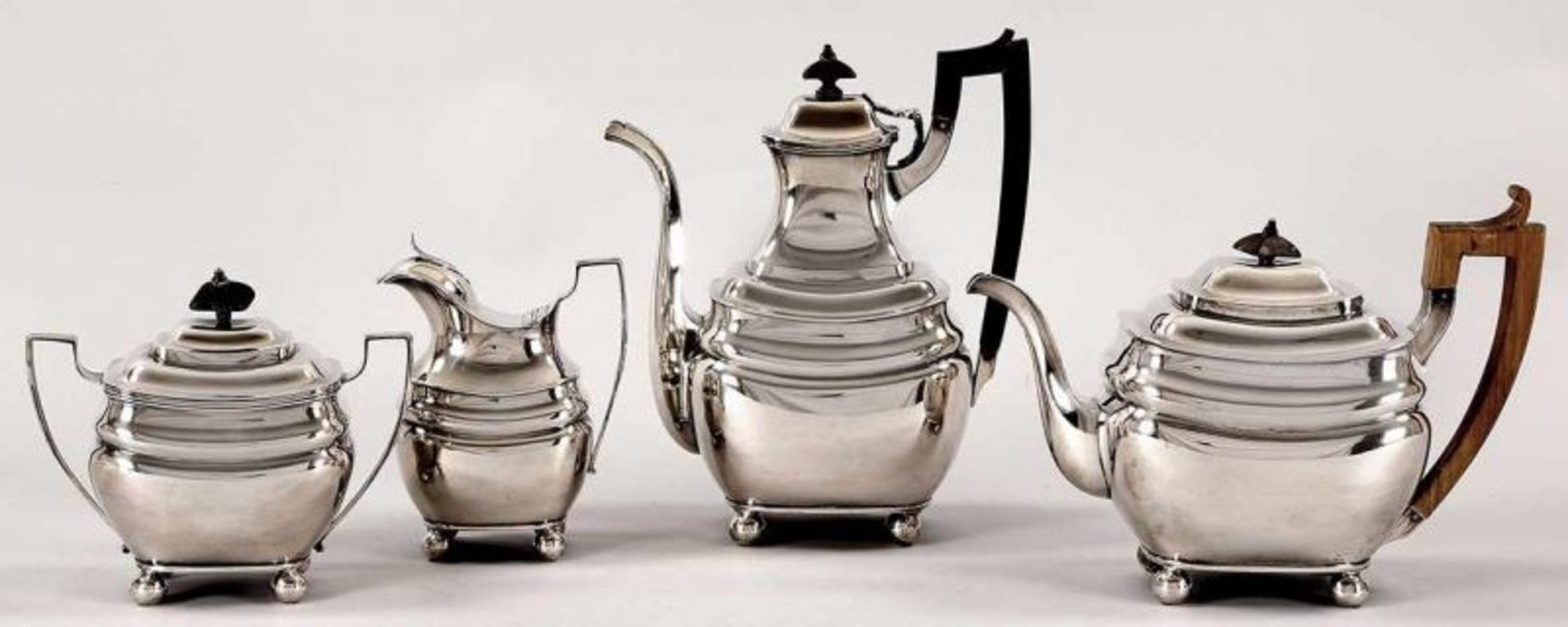 Gr. Kaffee-Tee-Set Silber/Holz, Lissabon, um 1800 Auf 4 Kugelfüßen die gebauchte Wandung m.