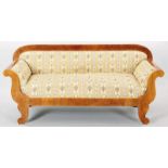 Biedermeier-Sofa Buche, Deutschland, Anfang 20.Jh. Auf volutenförm. hohen Füßen d. gerade Zarge m.