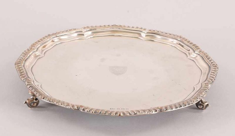 Salver Sterling Silber, Sheffield, 1942 Auf gedrehten Füßen das Rundtablett m. geschweifter u . - Image 2 of 5