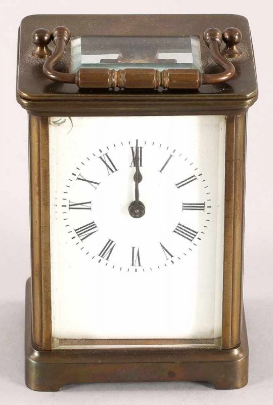Kl. Reiseuhr Messing, England, um 1900/20 Auf flachem Stand der allseitig verglaste Uhrenkorpus m.