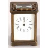 Kl. Reiseuhr Messing, England, um 1900/20 Auf flachem Stand der allseitig verglaste Uhrenkorpus m.