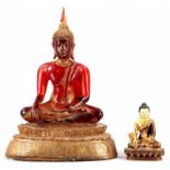 2 Buddhafiguren Metall-/Masseguss, Südostasien, 20.Jh. Je auf Lotosthron in Dhyana Asana u.a. im