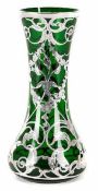 Jugendstil-Vase Grünglas/Silber, U.S.A., um 1905 Gedrückt gebauchte Wandung, übergehend in hohen,