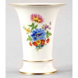 Kl. Vase Porzellan, Meissen, 20.Jh. Krater-Form. Auf der Wandung polychrome Bouquet- u. Blumen-