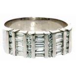 Ring 750/-WG, 21.Jh. Gewölbter Ringkopf ausgefasst m. Brillanten u. Diamant-Trapezen, zus. ca. 0,