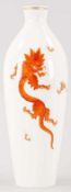 Gr. Vase Porzellan, Meissen, 20.Jh. Keulenform. Dekor "Roter Drache". Doppelter Goldrand.