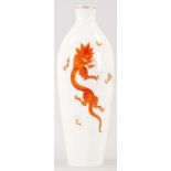 Gr. Vase Porzellan, Meissen, 20.Jh. Keulenform. Dekor "Roter Drache". Doppelter Goldrand.