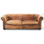 Clubsofa Holz/Leder, England, 20.Jh. Auf 4 Kugelfüßen die breite Zarge m. losen Sitzkissen.