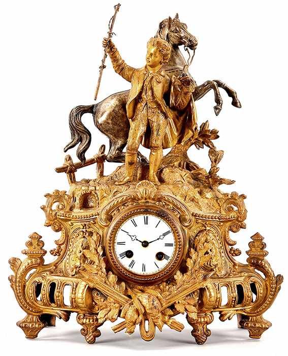 Figuren-Pendule Metallguss, Frankreich, um 1860/70 Reich ornamentiertes Uhrengehäuse, bekrönt von