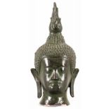 Buddhakopf Bronze, Thailand, 20.Jh. Kopf als Fragment m. hoher Flammenkrone grün patiniert.