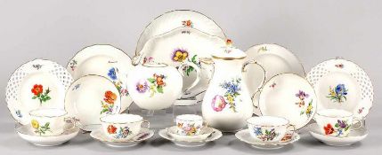 Kaffee-Tee-Service Porzellan, Meissen, 20.Jh. Form "Neuer Ausschnitt". Dekor "Bunte Blume". Variier.